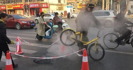 暖气管道泄露致路面塌陷 小黄车被蒸一夜